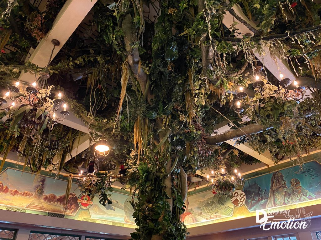 La troisième activité à faire de nuit à Disneyland Paris est de dîner au Colonel Hati's qui possède une terrasse conviviale, illuminée le soir par de chaleureuses guirlandes. L'image a été prise à l'intérieur du restaurant et montre le décor et la thématique de ce lieu. 