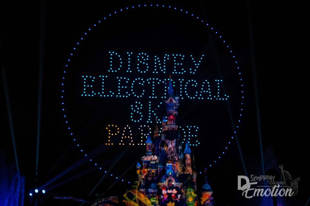 La cinquième activité à faire de nuit à Disneyland Paris concerne les spectacles nocturnes. Ici, c'est une photo prise lors de la Disney Electrical Sky Parade. 