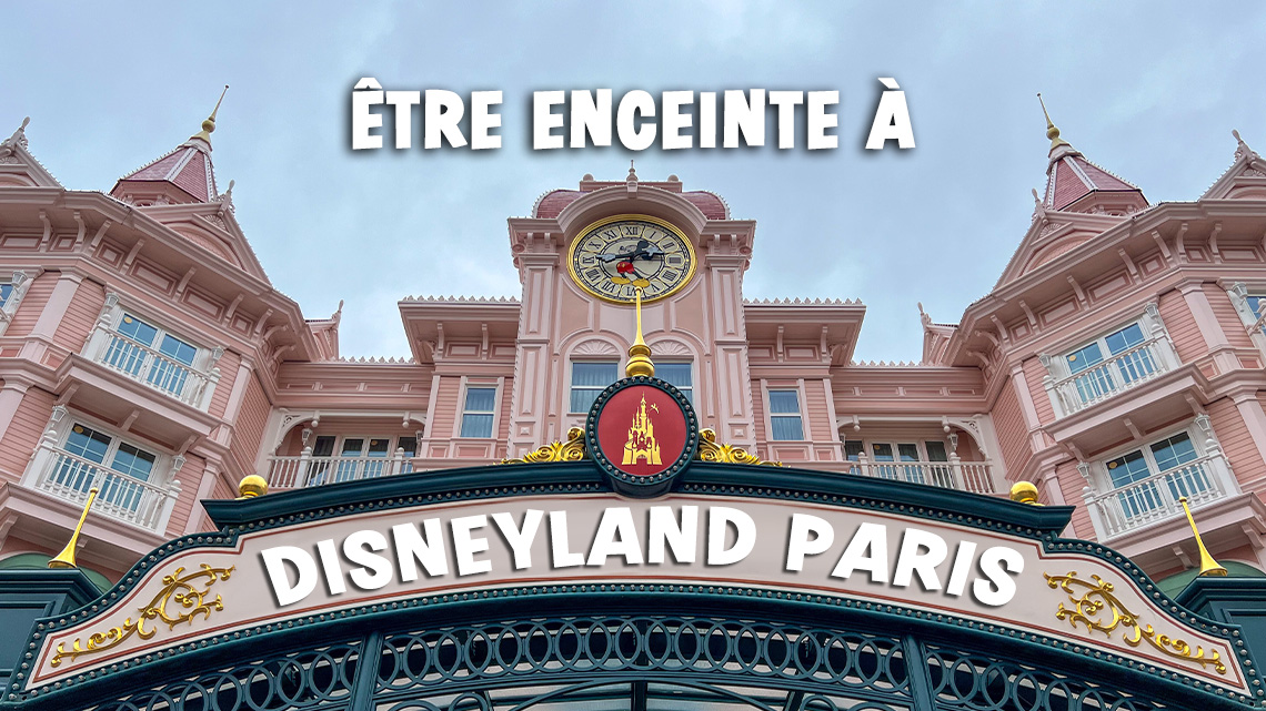 Image de l'entrée de Disneyland Paris avec le titre de l'article.