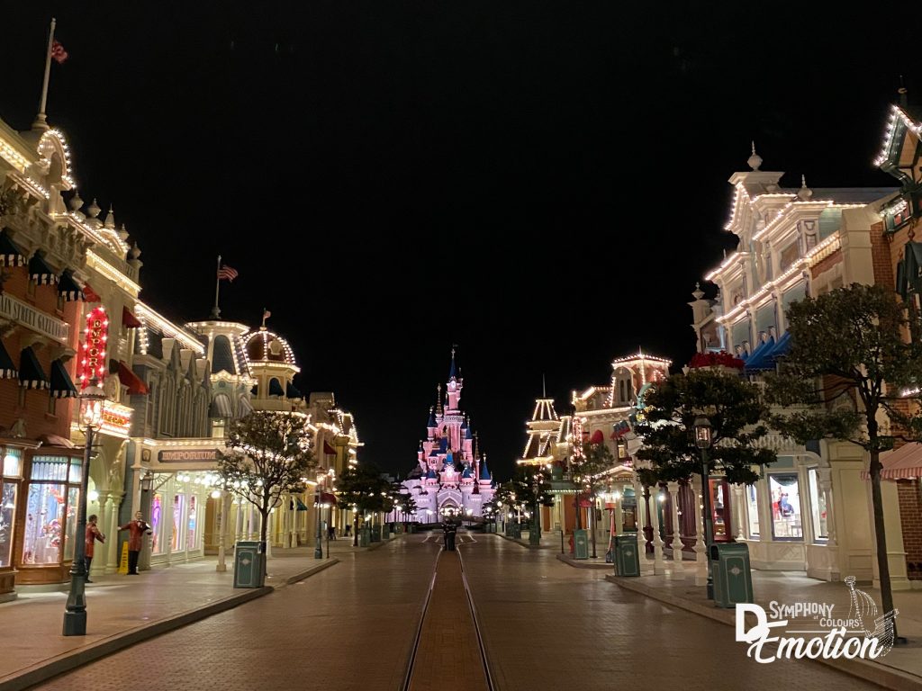 Première activité à faire de nuit à Disneyland Paris : visiter Main Street USA. Cette image est une photo prise à la fermeture du parc, alors qu'il n'y avait presque plus de visiteurs à l'intérieur. Cette vue dégagée et magnifique. 