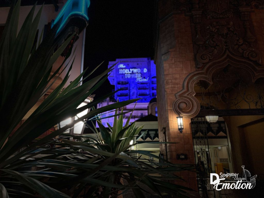 L'image montre l'extérieur du bâtiment The Hollywood Tower Hotel, de nuit. C'est une attraction phare encore plus exceptionnelle à la nuit tombée. 
