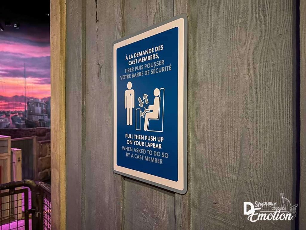 Photo d'une consigne de sécurité concernant les attractions. 