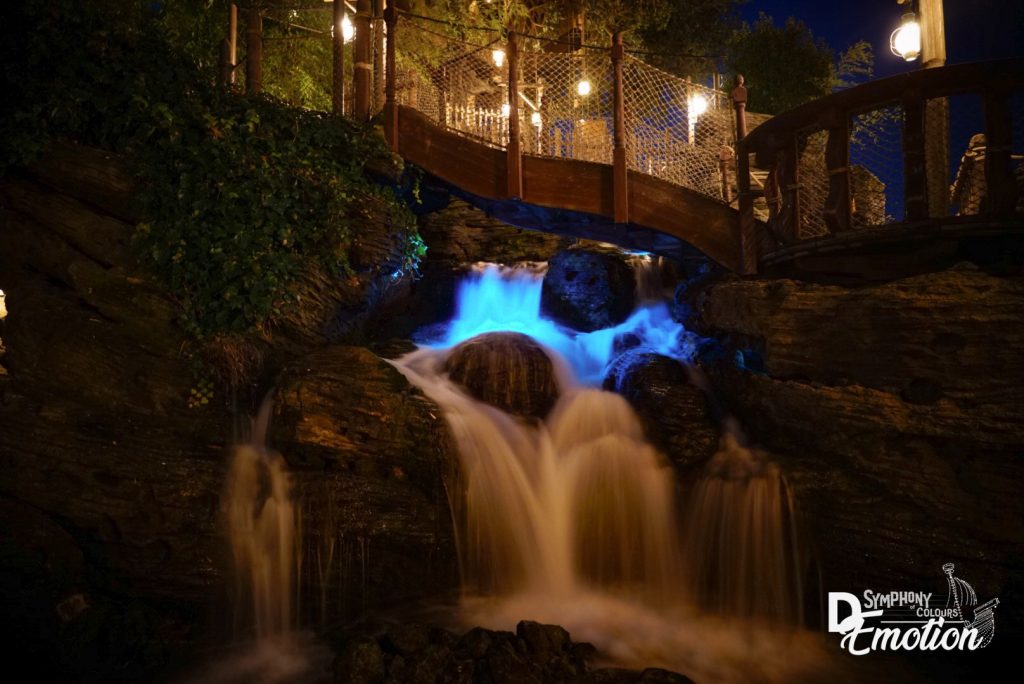 La seconde activité à faire de nuit est la Cabane des Robinson. Cette photo se focalise sur les chutes d'eau présentes dans le décor de l'attraction. Celles-ci sont encore plus jolies la nuit, dans une ambiance tamisée. 