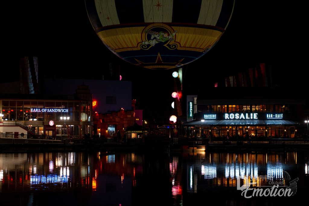 La photo a été prise de nuit, autour du lac Disney, et l'on aperçoit le ballon prêt à emmener les guests prendre de la hauteur. 