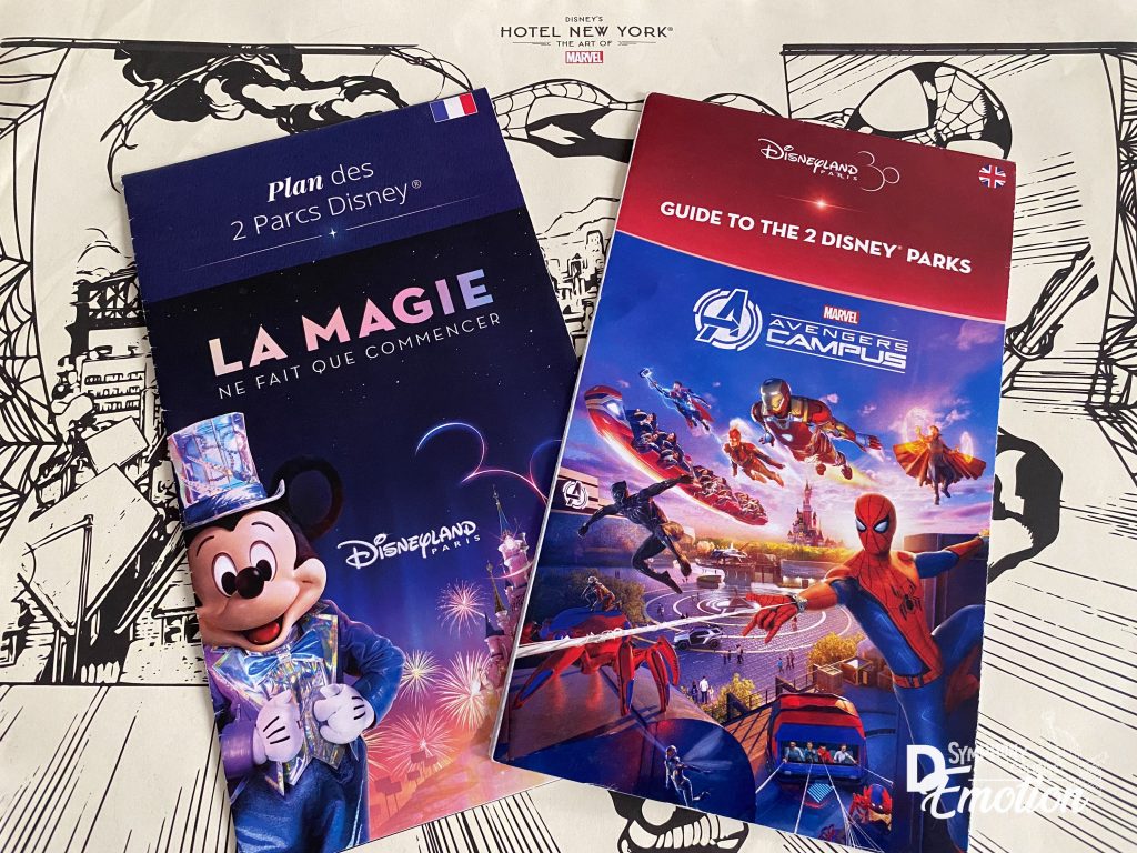 Photo de plans qui sont distribués à Disneyland Paris et sur lesquels figurent les points fumeur. 