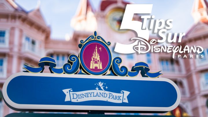 Photo de l'entrée du Disneyland Park avec le titre de l'article