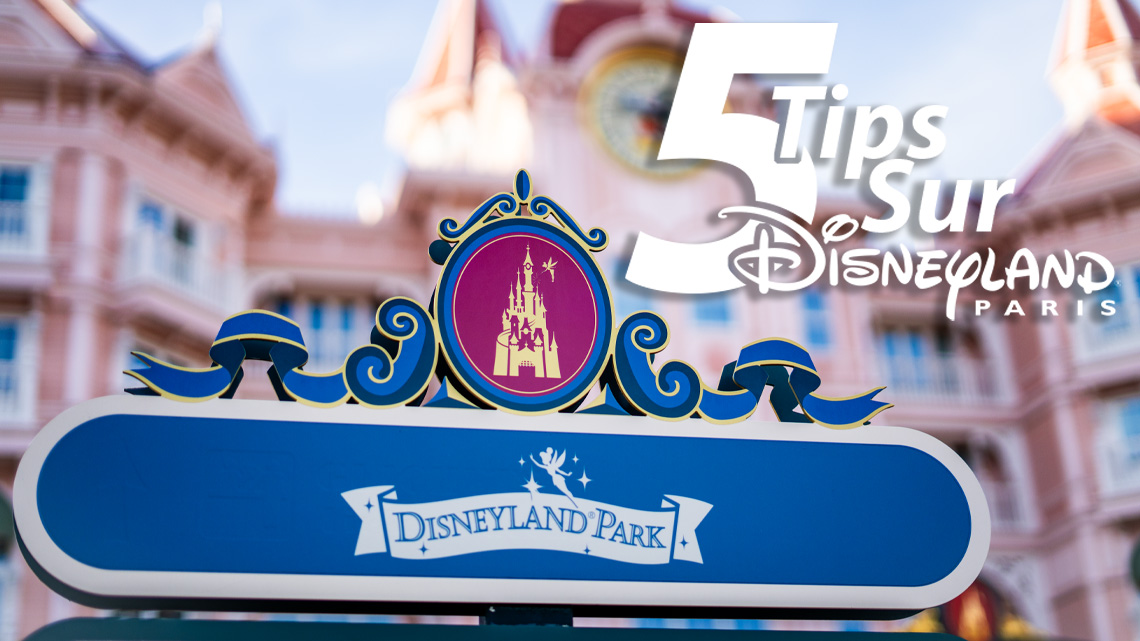 Photo de l'entrée du Disneyland Park avec le titre de l'article