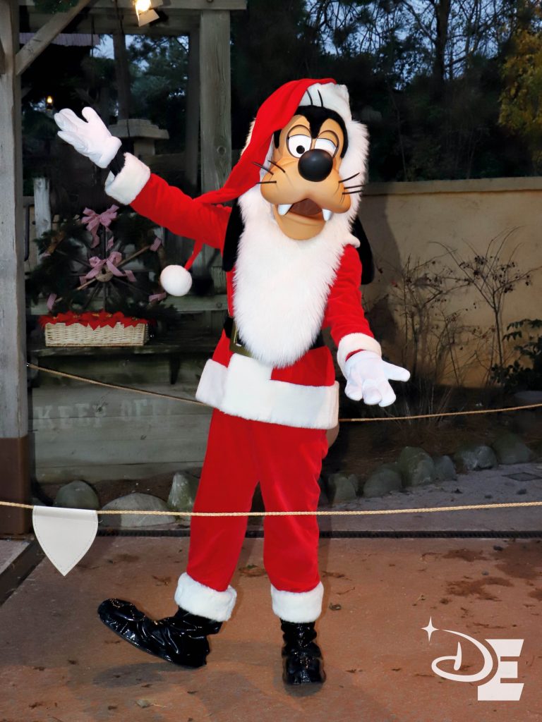 Dingo dans sa tenue de Père Noël à DIsneyland Paris