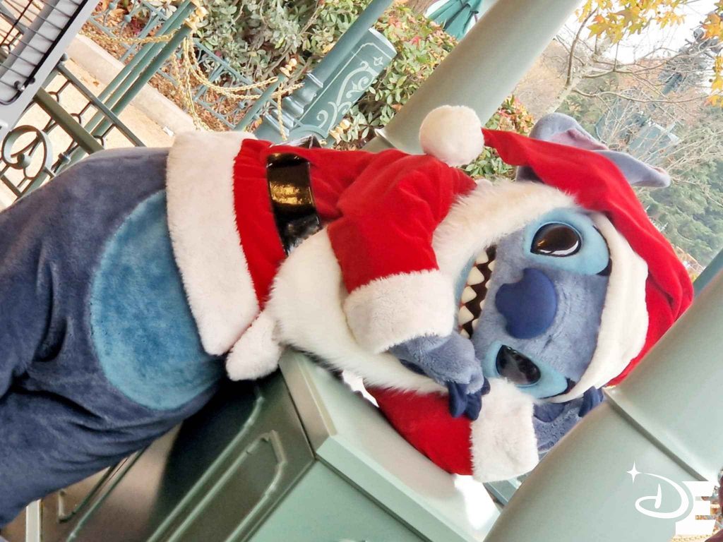 Stitch dans sa tenue de Père Noël à Disneyland Paris