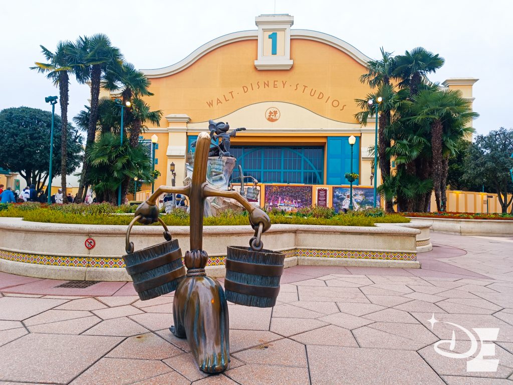 Les balais de la Place des Frères Lumière du Walt Disney Studios Park
