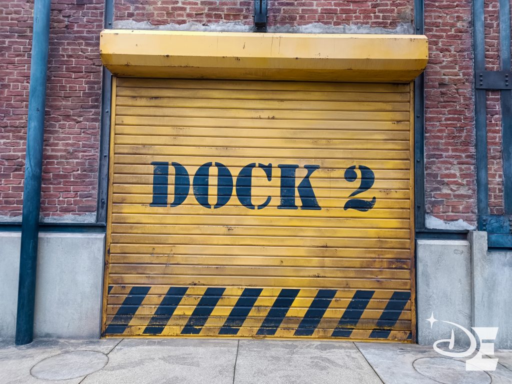 Les portes "DOCK" de l'Avengers Campus