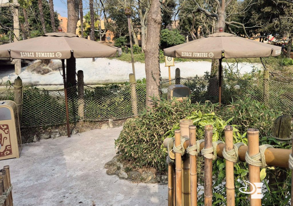 Les parasols des espaces fumeurs