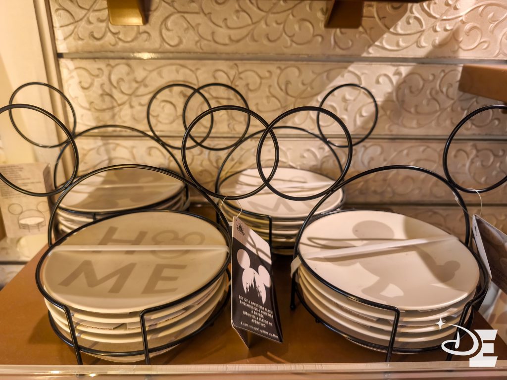 Ensemble d'assiettes à dessert avec leur présentoir