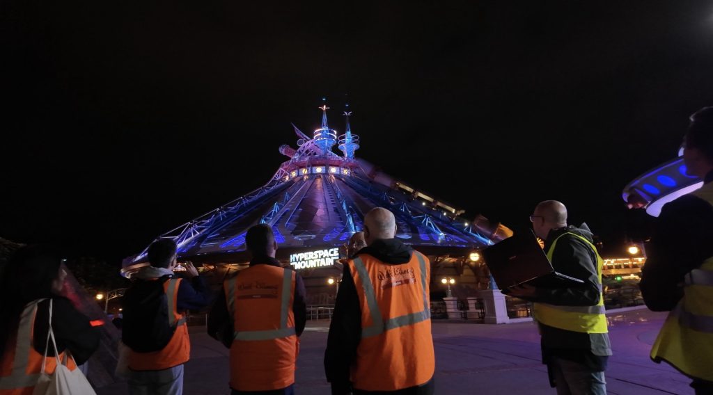 Les équipes devant Hyperspace Mountain
