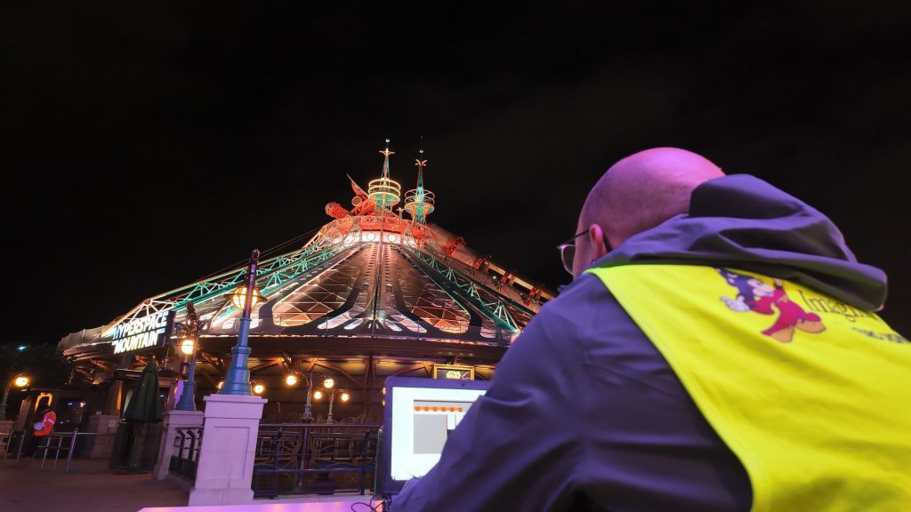 La toiture lumineuse d'Hyperspace Mountain