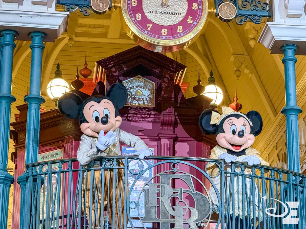 Mickey et Minnie en train de saluer les guests 