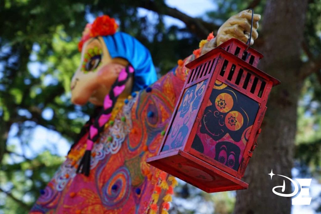 Halloween 2026 les décorations Dia de los muertes à Frontierland
