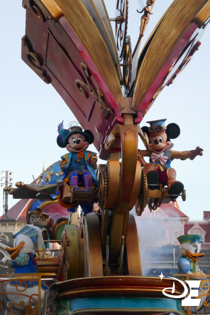 Mickey et Minnie dans leur tenue de la Disney stars on parade