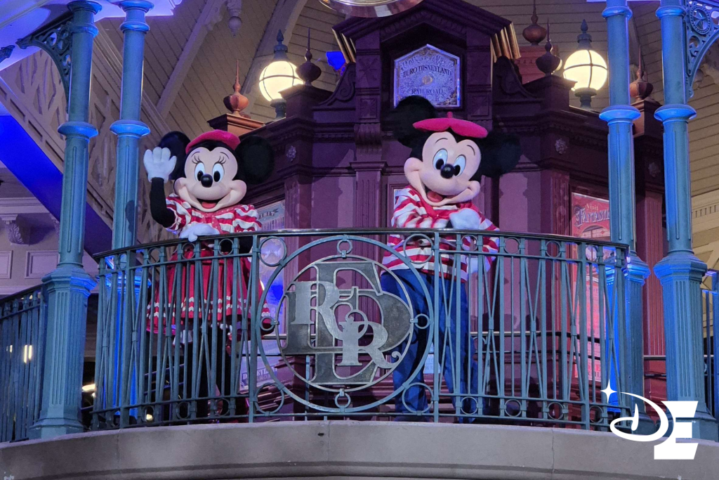 Mickey et Minnie dans leur tenue du 14 juillet
